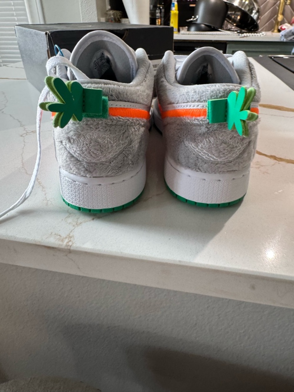 *RARE* *NEW* Nike Air Jordan 1 Lows - Carrot, Size 6Y - Picture 6 of 9